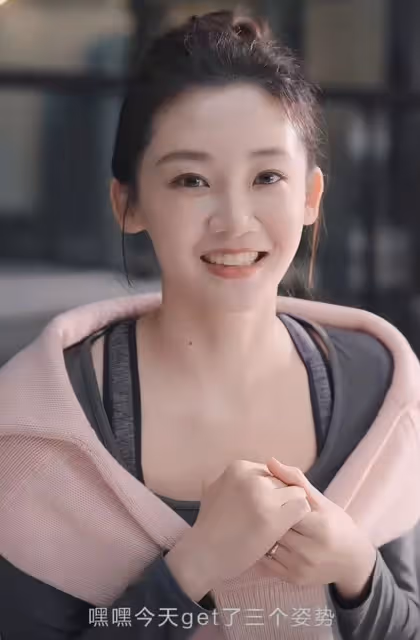 鄭愷老婆挑戰高難度瑜伽，輕鬆完成空中一字馬，身材纖瘦又美又颯