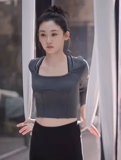 鄭愷老婆挑戰高難度瑜伽，輕鬆完成空中一字馬，身材纖瘦又美又颯