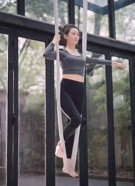 鄭愷老婆挑戰高難度瑜伽，輕鬆完成空中一字馬，身材纖瘦又美又颯