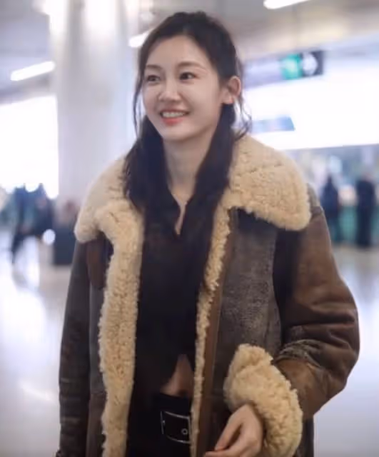 鄭愷老婆挑戰高難度瑜伽，輕鬆完成空中一字馬，身材纖瘦又美又颯