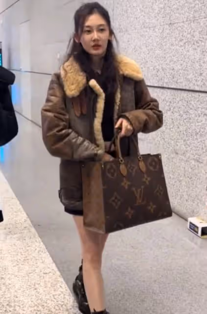 鄭愷老婆挑戰高難度瑜伽，輕鬆完成空中一字馬，身材纖瘦又美又颯