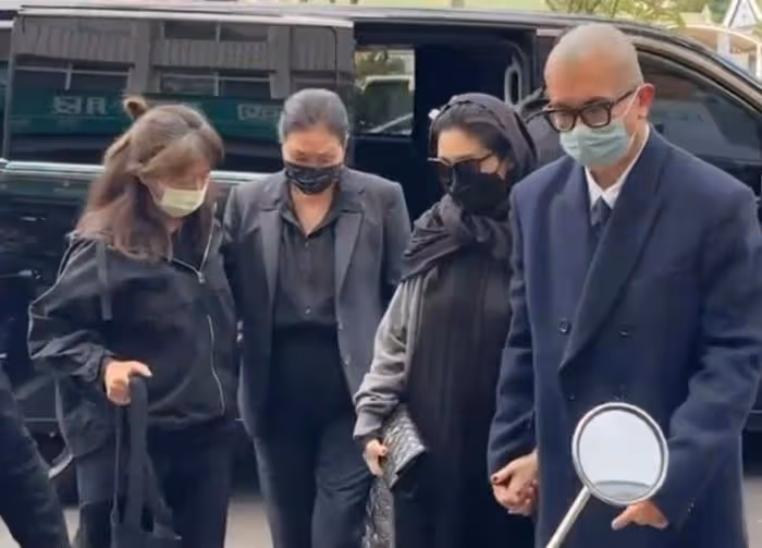 大S搶風頭被罵!台媒緊急幫其修圖,用圍巾遮掩白頭髮引猜測