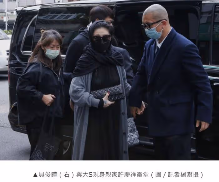 大S搶風頭被罵!台媒緊急幫其修圖,用圍巾遮掩白頭髮引猜測