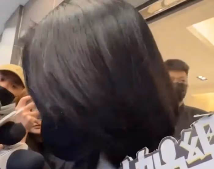 大S搶風頭被罵！台媒緊急幫其修圖，用圍巾遮掩白頭髮引猜測