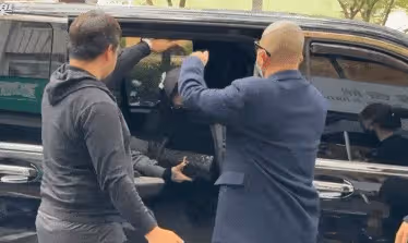 大S穿透視裝現身小S公公葬禮,體態臃腫孕味十足,具俊曄全程呵護