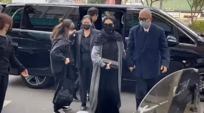 大S穿透視裝現身小S公公葬禮,體態臃腫孕味十足,具俊曄全程呵護