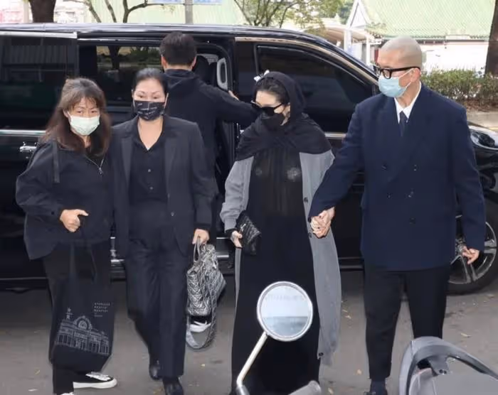 大S穿透視裝現身小S公公葬禮,體態臃腫孕味十足,具俊曄全程呵護