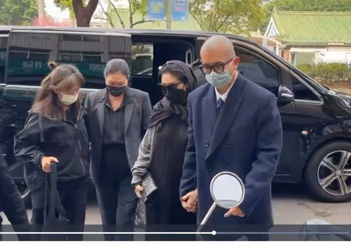 大S穿透視裝現身小S公公葬禮,體態臃腫孕味十足,具俊曄全程呵護
