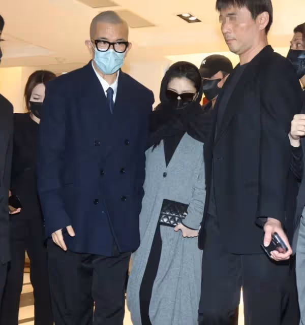 大S穿透視裝現身小S公公葬禮,體態臃腫孕味十足,具俊曄全程呵護