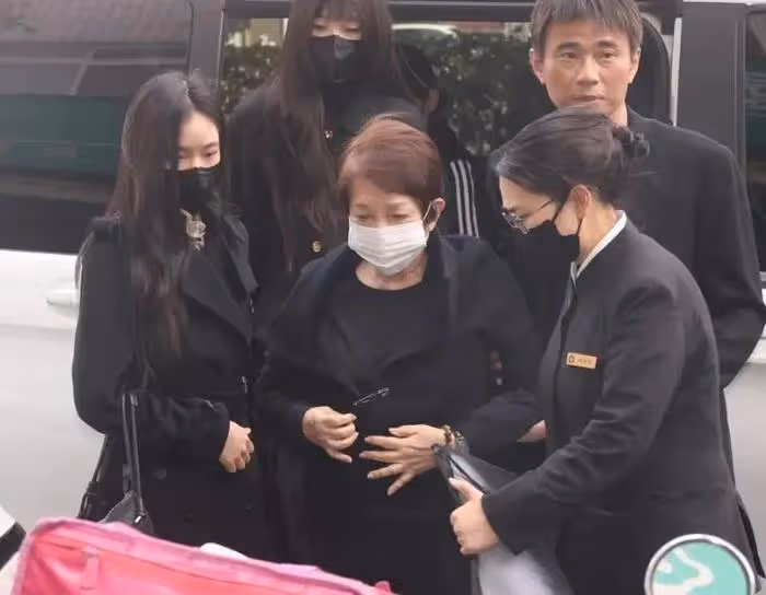 小S三個女兒現身爺爺葬禮,細節看出三人家教,只有老二攙扶奶奶