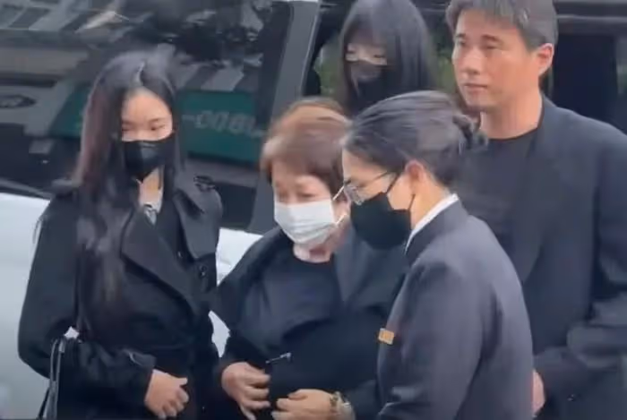 小S三個女兒現身爺爺葬禮,細節看出三人家教,只有老二攙扶奶奶