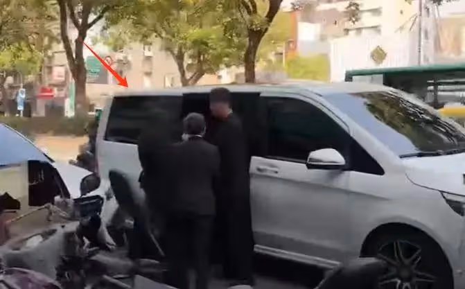小S三個女兒現身爺爺葬禮,細節看出三人家教,只有老二攙扶奶奶