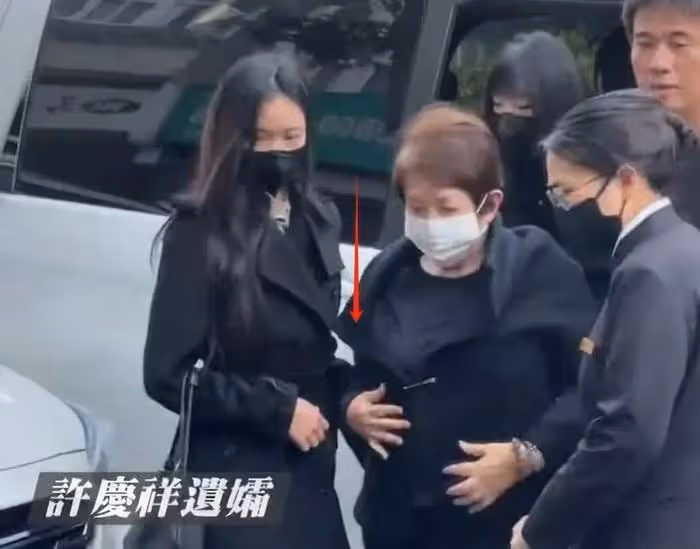 小S三個女兒現身爺爺葬禮,細節看出三人家教,只有老二攙扶奶奶