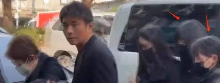 小S三個女兒現身爺爺葬禮,細節看出三人家教,只有老二攙扶奶奶