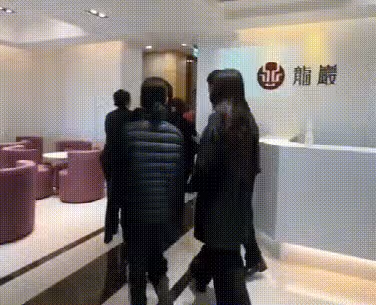 小S三個女兒現身爺爺葬禮,細節看出三人家教,只有老二攙扶奶奶
