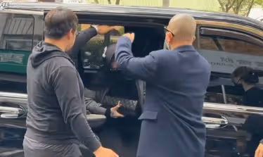 大S穿透視裝現身小S公公葬禮，體態臃腫孕味十足，疑似哺乳期