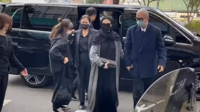 大S穿透視裝現身小S公公葬禮，體態臃腫孕味十足，疑似哺乳期