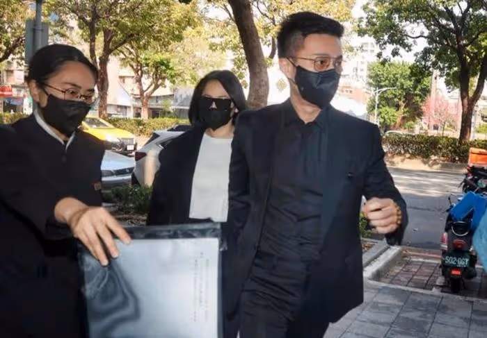 大S穿透視裝現身小S公公葬禮，體態臃腫孕味十足，疑似哺乳期