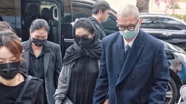大S穿透視裝現身小S公公葬禮，體態臃腫孕味十足，疑似哺乳期