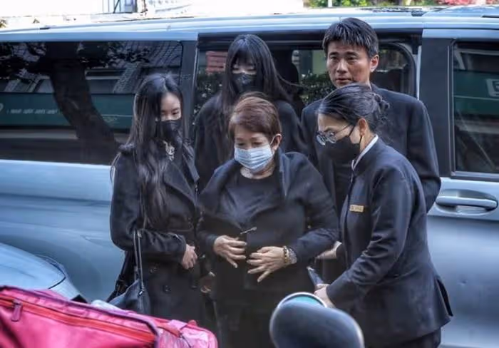 大S穿透視裝現身小S公公葬禮,體態臃腫孕味十足,疑似哺乳期