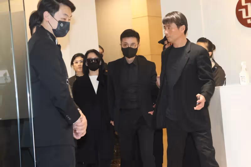 小S夫婦長達7小時伴靈堂　現身致意「我公公在天堂會感到非常欣慰」