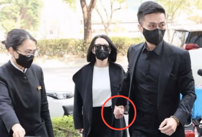 小S許雅鈞現身父親靈堂,緊緊牽手破不和傳聞,網友:細節見真愛