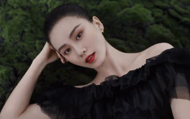 劉詩詩新劇開機現場嘟嘴賣萌,網友:36歲的她竟然這麼鮮活靈動!