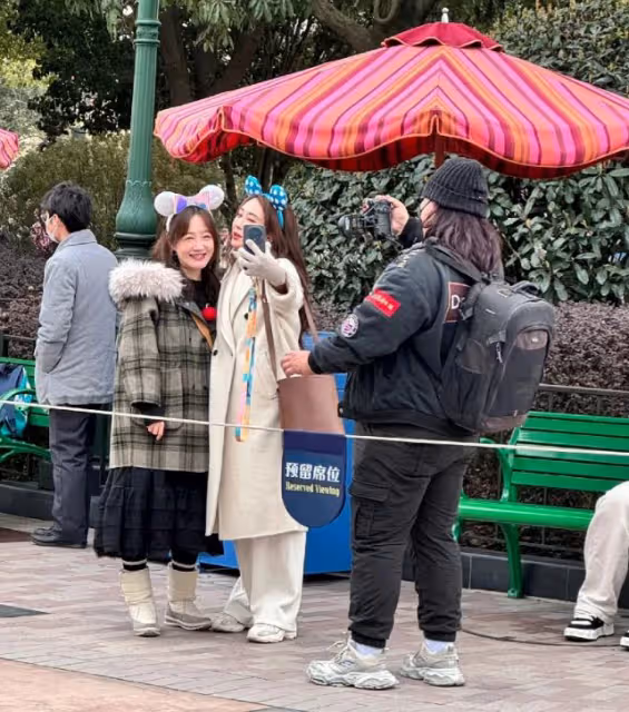 薛佳凝迪士尼遊玩,被偶遇後親切合影,網友:這穿搭太接地氣!