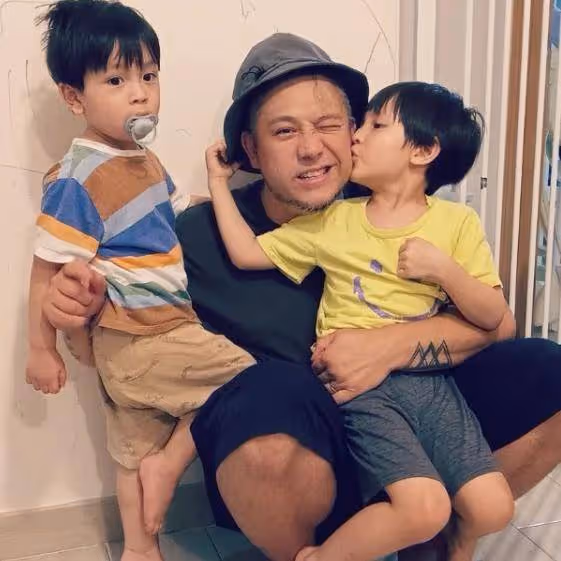 39歲港星貼收款碼要錢被批!解釋稱自己照顧不了四個兒子