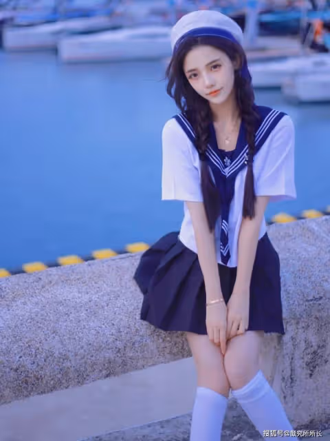 19歲極品尤物少女海港時尚穿搭:經典水手服搭配雙馬尾辮 獨特時尚風采