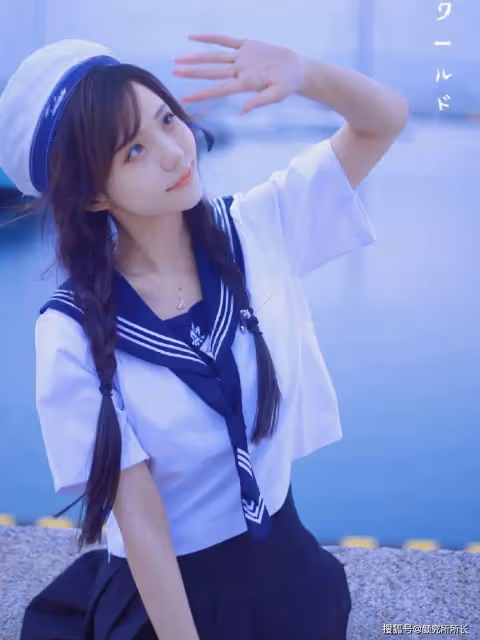 19歲極品尤物少女海港時尚穿搭:經典水手服搭配雙馬尾辮 獨特時尚風采