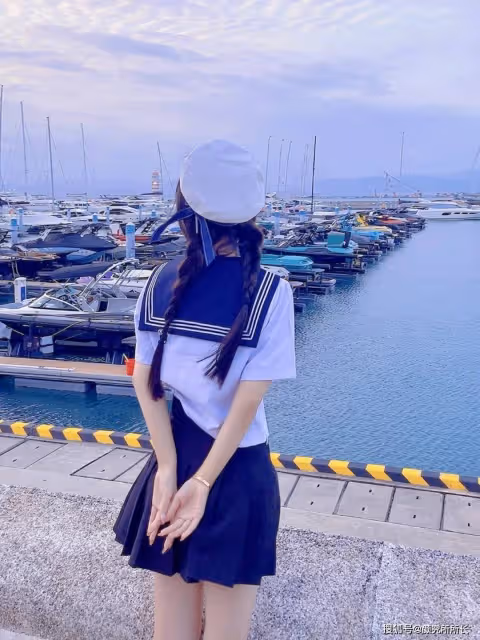 19歲極品尤物少女海港時尚穿搭:經典水手服搭配雙馬尾辮 獨特時尚風采