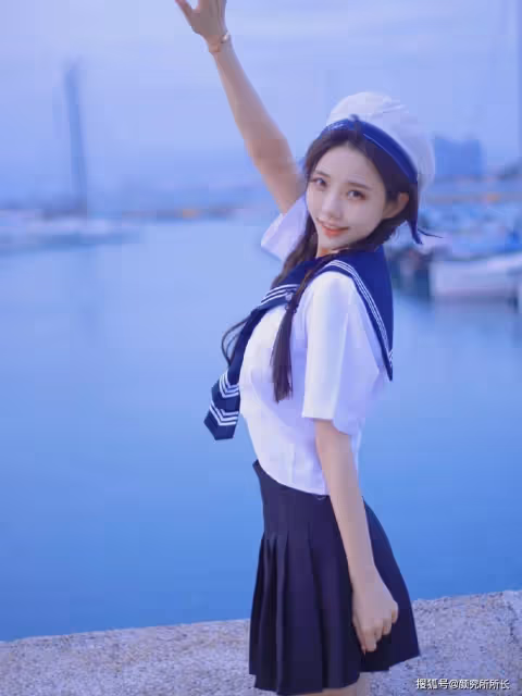 19歲極品尤物少女海港時尚穿搭：經典水手服搭配雙馬尾辮 獨特時尚風采