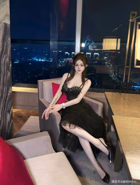 黑韻流轉,蕾絲與紗共舞:演繹優雅女性力量的極致穿搭
