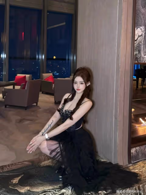 黑韻流轉,蕾絲與紗共舞:演繹優雅女性力量的極致穿搭