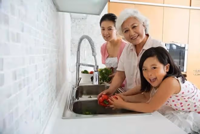 幫女兒帶孩子7年,外孫大了她決定搬回老家,親家母堵門:不能走