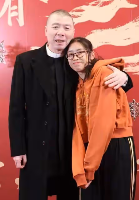 馮小剛罕見帶養女出席活動，16歲徐朵扎馬尾好清純，神似養父