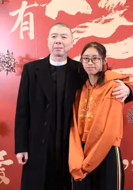 馮小剛罕見帶養女出席活動，16歲徐朵扎馬尾好清純，神似養父