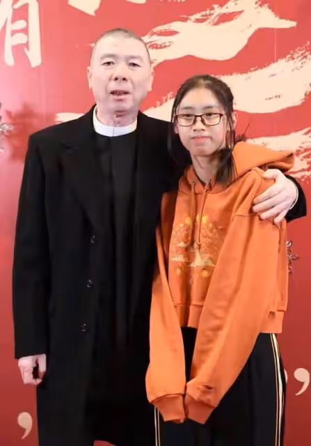 馮小剛罕見帶養女出席活動，16歲徐朵扎馬尾好清純，神似養父
