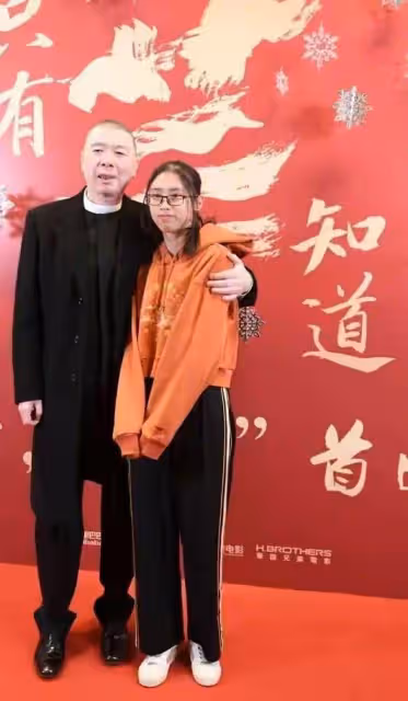 馮小剛罕見帶養女出席活動，16歲徐朵扎馬尾好清純，神似養父