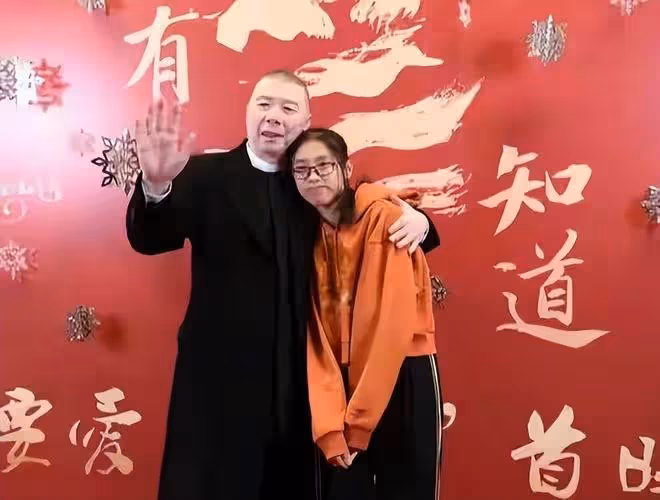 馮小剛罕見帶養女出席活動，16歲徐朵扎馬尾好清純，神似養父