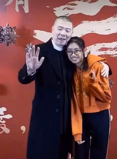 馮小剛罕見帶養女出席活動，16歲徐朵扎馬尾好清純，神似養父