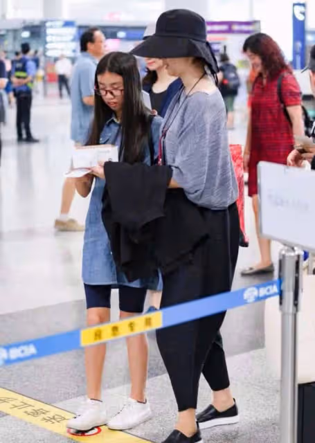 馮小剛罕見帶養女出席活動，16歲徐朵扎馬尾好清純，神似養父