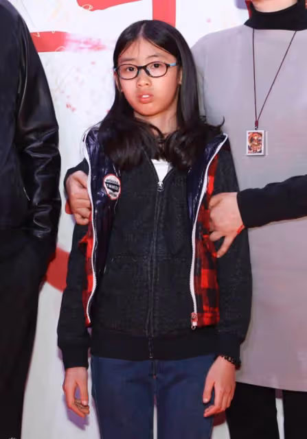 馮小剛罕見帶養女出席活動，16歲徐朵扎馬尾好清純，神似養父
