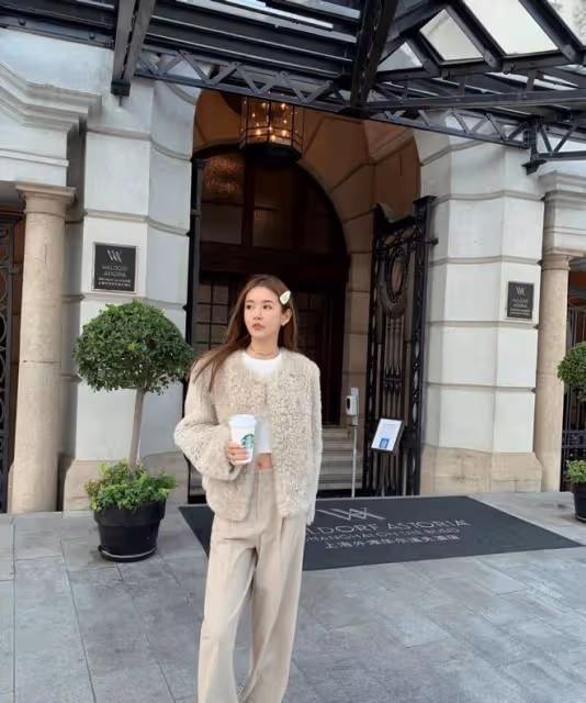 陳赫二婚老婆真會穿,冬天還狂炫「炫腹」,快40歲還像少女