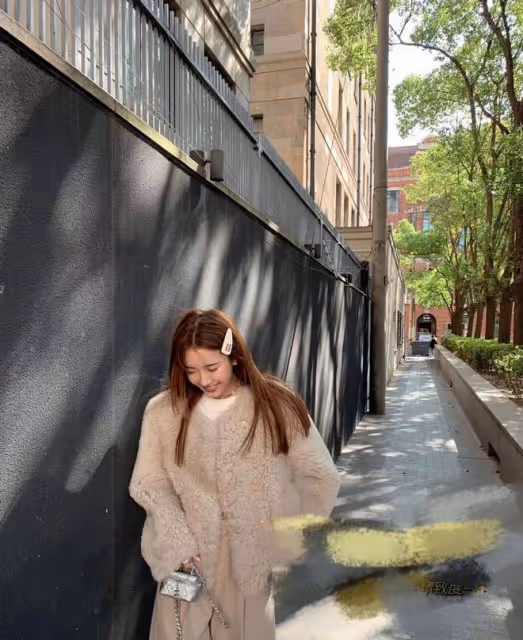 陳赫二婚老婆真會穿,冬天還狂炫「炫腹」,快40歲還像少女