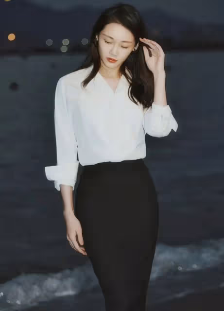鄭愷老婆模仿鞏俐穿搭輸太慘,襯衫配魚尾裙顯得小家子氣,真大氣