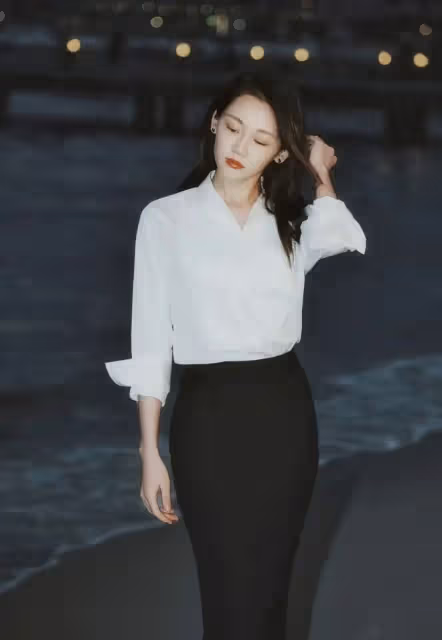 鄭愷老婆模仿鞏俐穿搭輸太慘,襯衫配魚尾裙顯得小家子氣,真大氣