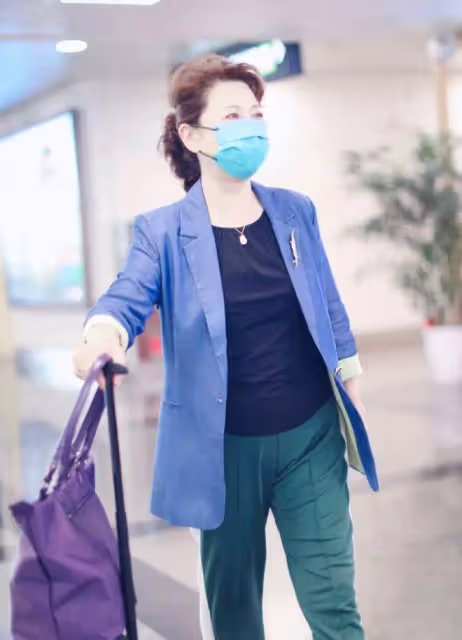 73歲王馥荔太會穿了,穿藍色西裝配運動褲,時尚感爆棚還遮肉