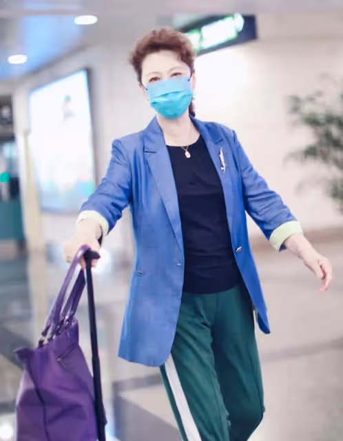 73歲王馥荔太會穿了,穿藍色西裝配運動褲,時尚感爆棚還遮肉